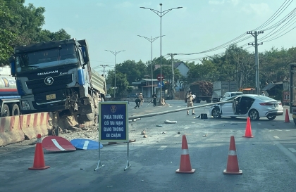 Clip TNGT: Xe tải leo dải phân cách, đâm đổ cột đèn, lao thẳng vào xe con đi ngược chiều